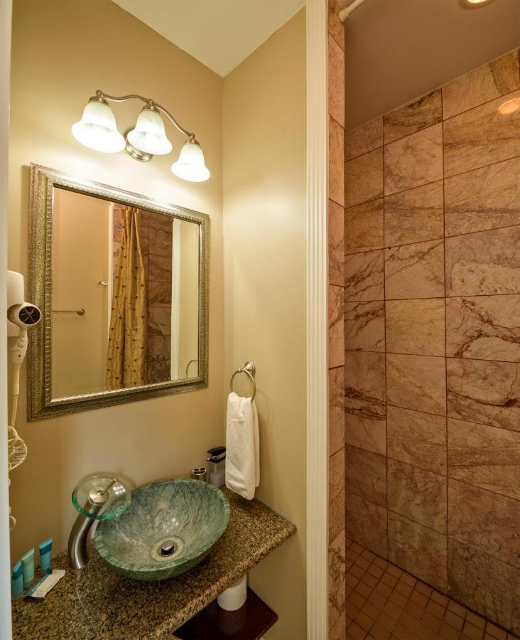 Above The Beach Guest Suites Penticton Eksteriør billede
