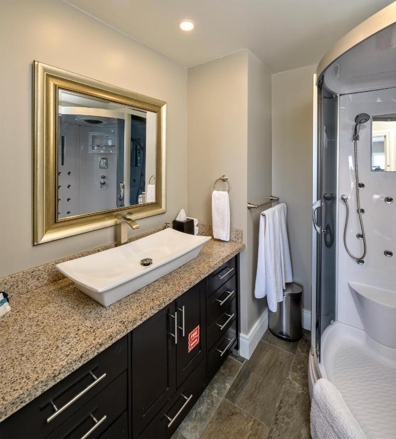Above The Beach Guest Suites Penticton Eksteriør billede