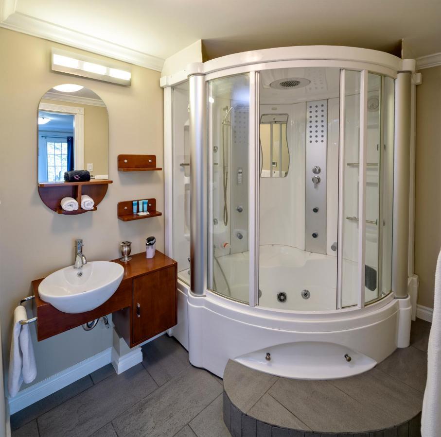 Above The Beach Guest Suites Penticton Eksteriør billede