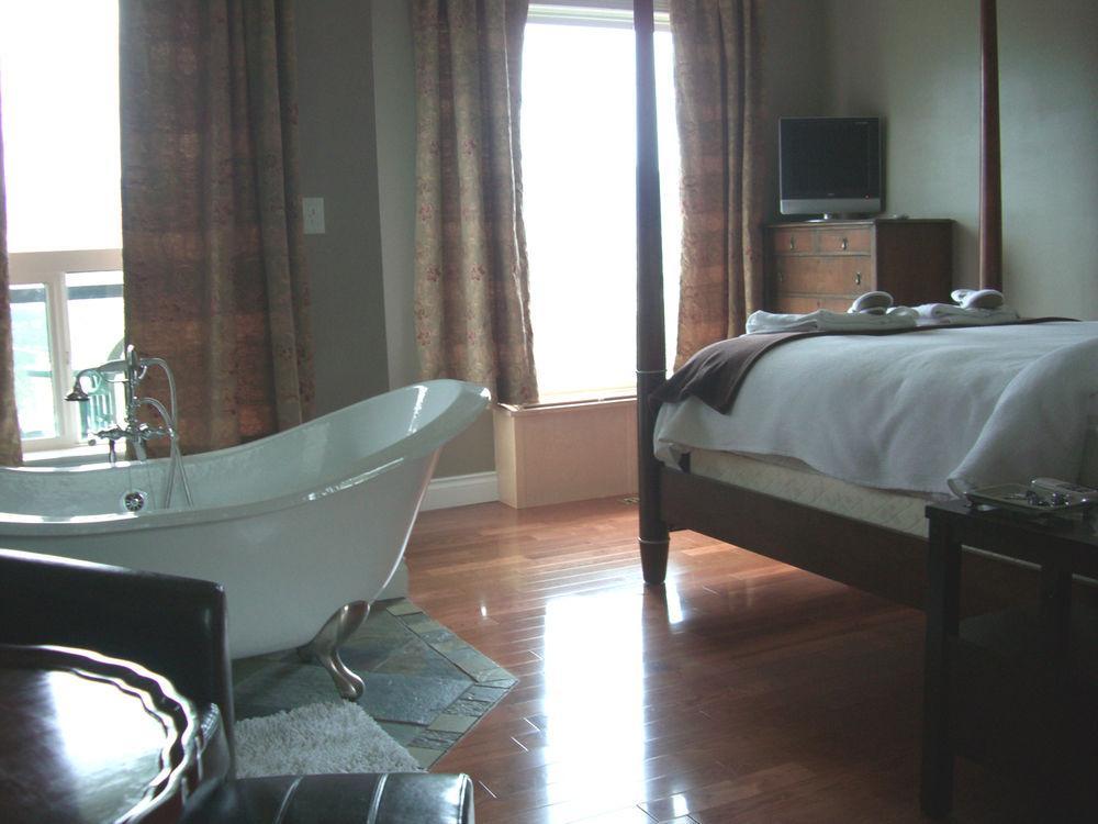 Above The Beach Guest Suites Penticton Eksteriør billede