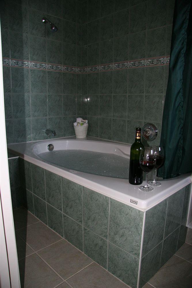 Above The Beach Guest Suites Penticton Eksteriør billede