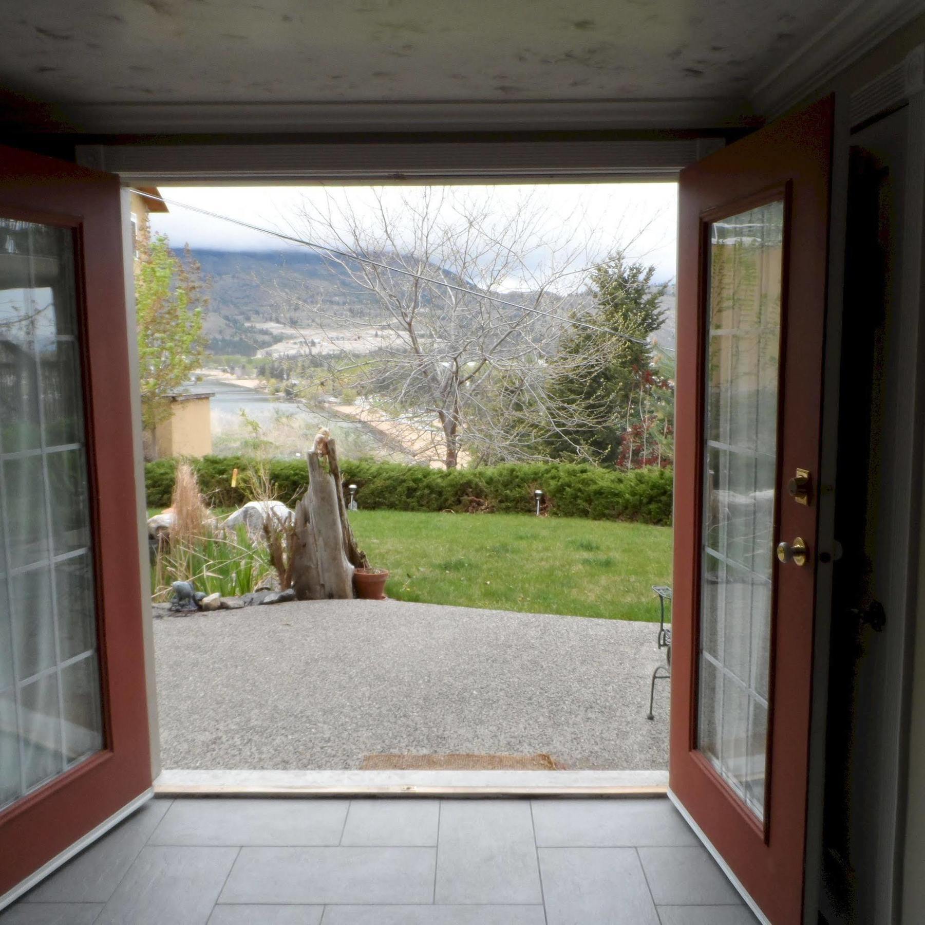 Above The Beach Guest Suites Penticton Eksteriør billede