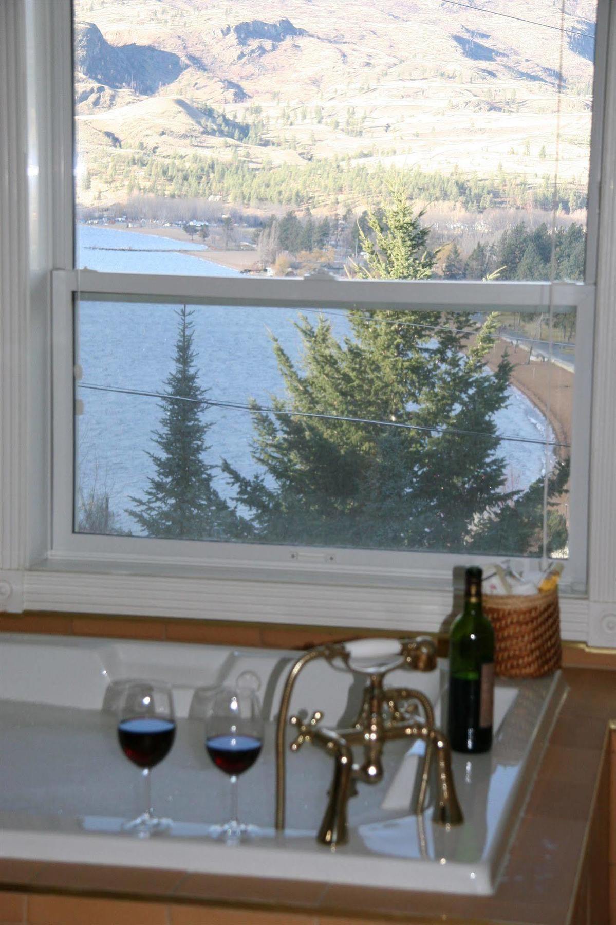 Above The Beach Guest Suites Penticton Eksteriør billede